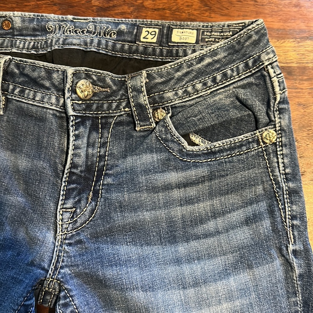 Miss me Jeans in a light denim all rhinestones in tact. A size 29 - Picture 4 of 7